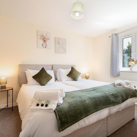 Spacious 4 Bedroom, Perfect For Contractors, Families, Private Parking 우톤바셋 외부 사진