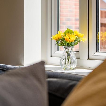 Spacious 4 Bedroom, Perfect For Contractors, Families, Private Parking 우톤바셋 외부 사진