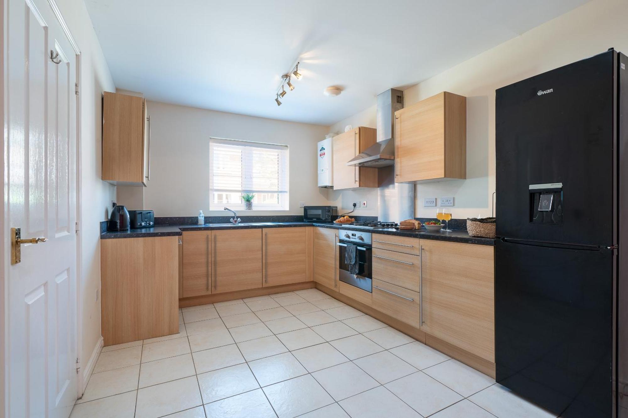 Spacious 4 Bedroom, Perfect For Contractors, Families, Private Parking 우톤바셋 외부 사진