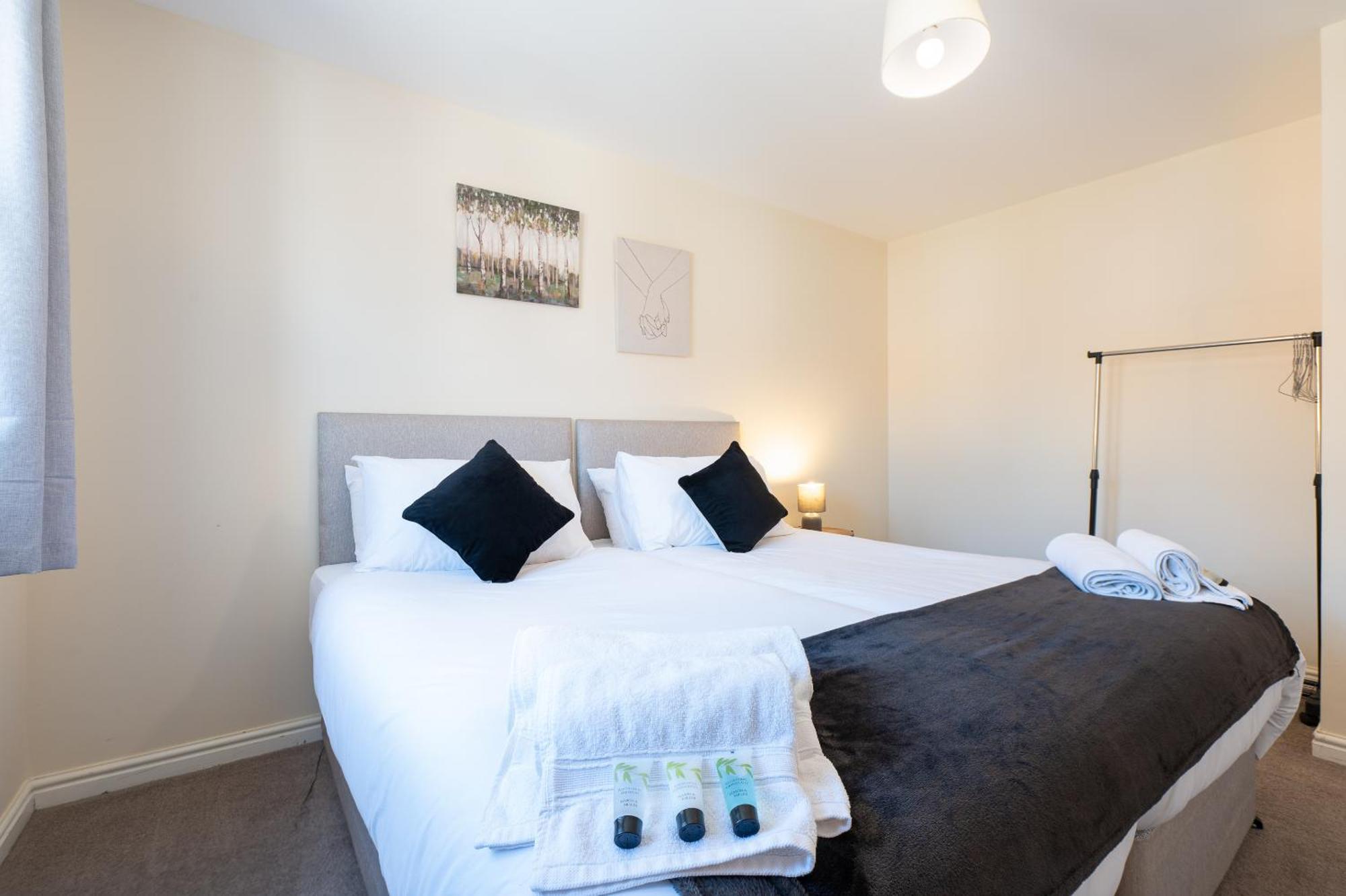 Spacious 4 Bedroom, Perfect For Contractors, Families, Private Parking 우톤바셋 외부 사진