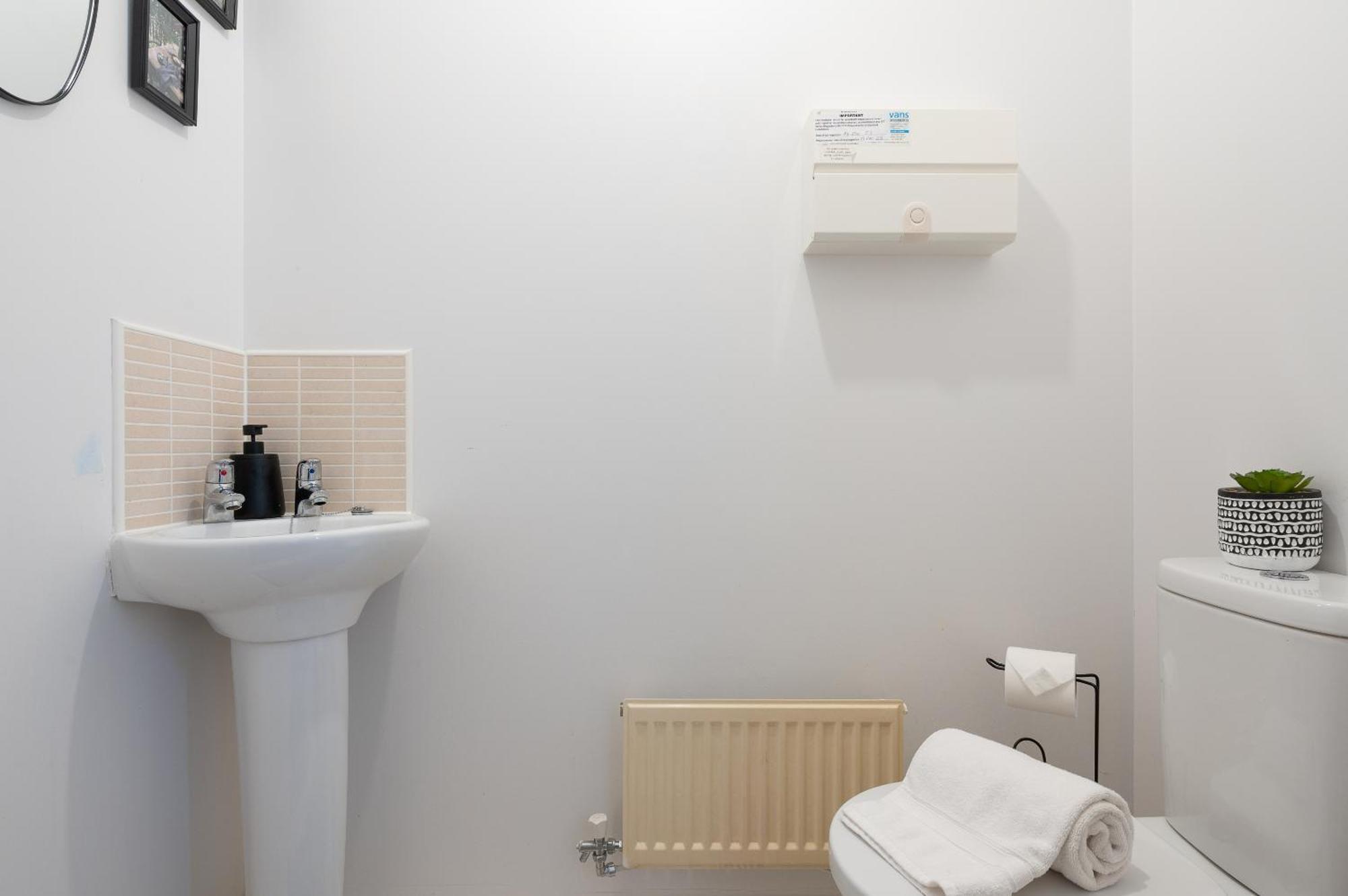 Spacious 4 Bedroom, Perfect For Contractors, Families, Private Parking 우톤바셋 외부 사진