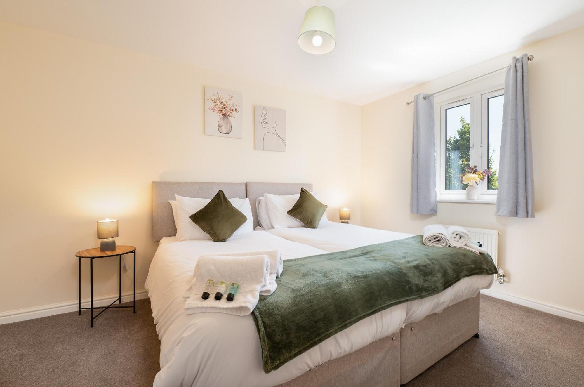 Spacious 4 Bedroom, Perfect For Contractors, Families, Private Parking 우톤바셋 외부 사진