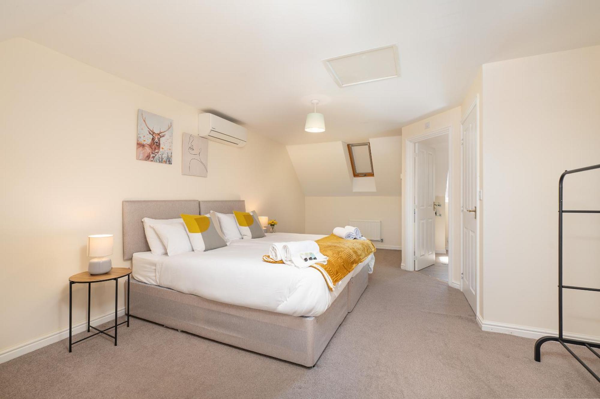 Spacious 4 Bedroom, Perfect For Contractors, Families, Private Parking 우톤바셋 외부 사진