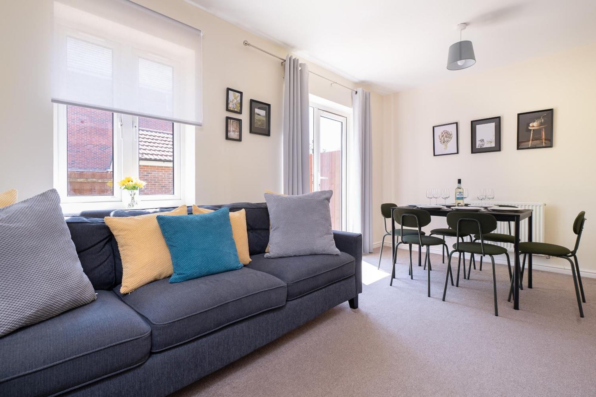 Spacious 4 Bedroom, Perfect For Contractors, Families, Private Parking 우톤바셋 외부 사진