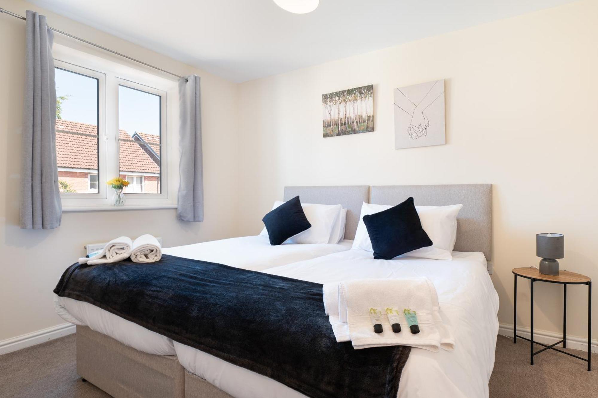 Spacious 4 Bedroom, Perfect For Contractors, Families, Private Parking 우톤바셋 외부 사진