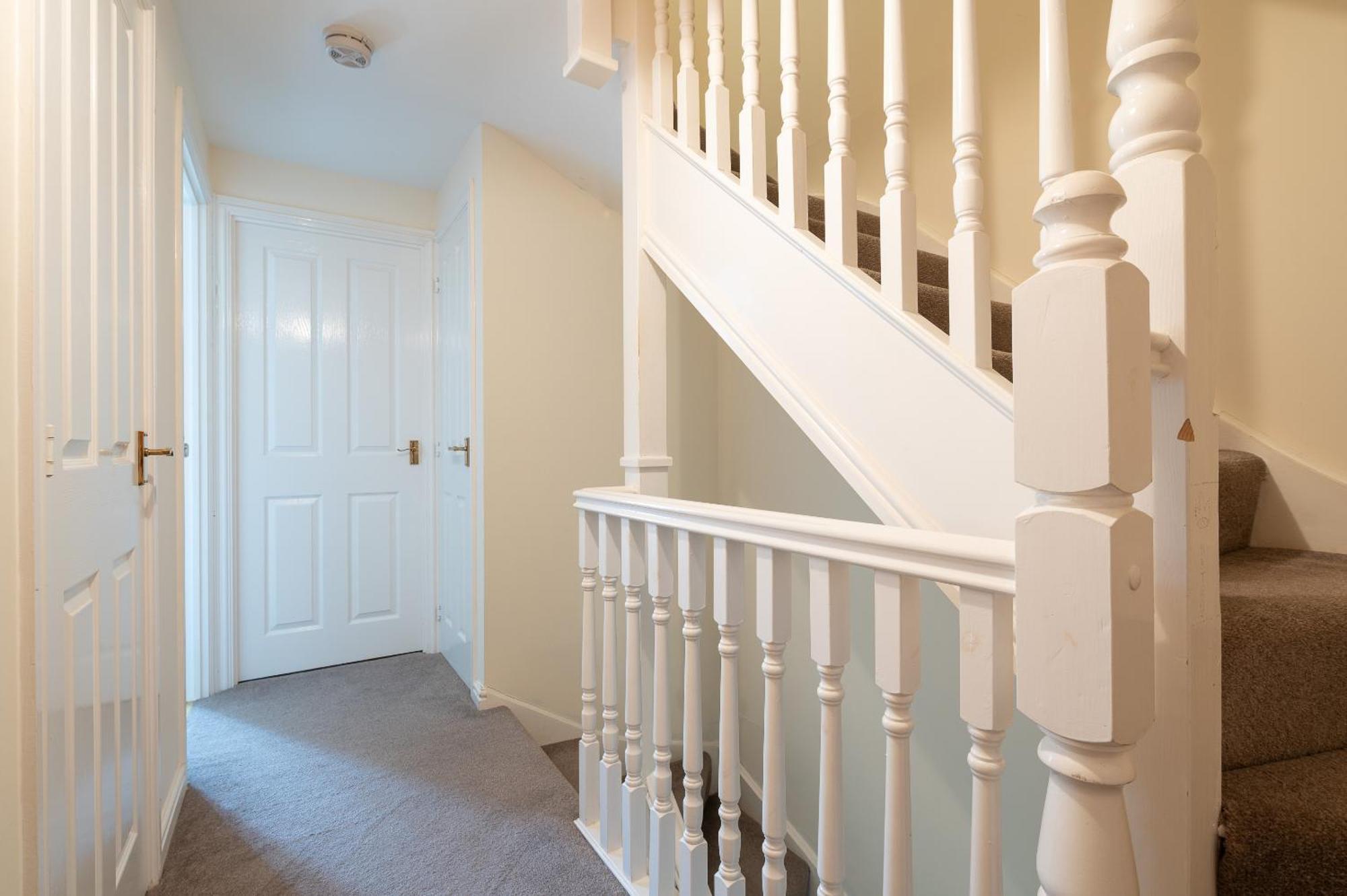 Spacious 4 Bedroom, Perfect For Contractors, Families, Private Parking 우톤바셋 외부 사진